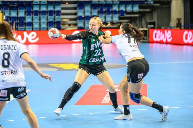 Handball Women EHF European League EL Women Group Phase Season 2025 2026 VfL Oldenburg vs HC Lokomotiva Zagreb 10 01 2026 Röpcke, Lotta 22, VfL Oldenburg in duel with Ãelekovcan, Tara 77, HC Lokomotiva Zagreb