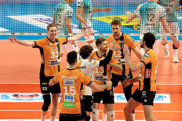 DEU, DVV, 1 VBL, BR Volleys vs SWD powevolleys Dueren, 11 01 2026, Max Schmeling Halle, Berlin, DEU, DVV, 1 VBL, BR Volleys vs SWD powevolleys Dueren, in the picture BR Volleys players circle nordphotoxGmbHx xEngler nph00076