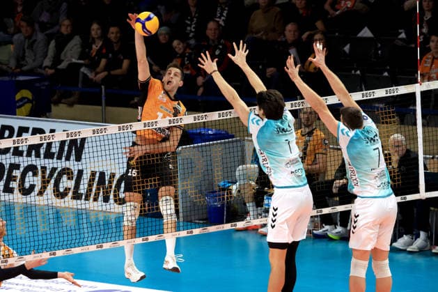 DEU, DVV, 1 VBL, BR Volleys vs SWD powevolleys Dueren, 11 01 2026, Max Schmeling Halle, Berlin, DEU, DVV, 1 VBL, BR Volleys vs SWD powevolleys Dueren, in the picture Moritz Reichert BR Volleys 15 , Kyle Paulson Dueren 1 , Jordan Canham Dueren 7 nordphotoxGmbHx xEngler nph00076