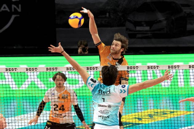 DEU, DVV, 1 VBL, BR Volleys vs SWD powevolleys Dueren, 11 01 2026, Max Schmeling Halle, Berlin, DEU, DVV, 1 VBL, BR Volleys vs SWD powevolleys Dueren, in the picture Matthew Knigge BR Volleys 2 , Kyle Paulson Dueren 1 nordphotoxGmbHx xEngler nph00076
