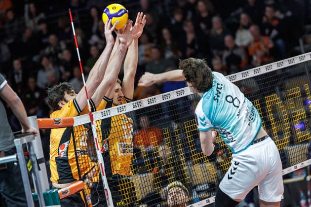 11 01 26, Berlin, Volleyball, Matchday 15, Berlin Recycling Volleys SWD Powervolleys Düren Robin Baghdady SWD Powervolleys Düren plays the ball against the block of Jake Hanes BR Volleys and Florian Krage BR Volleys Berlin Recycling Volleys SWD Powervolleys Düren