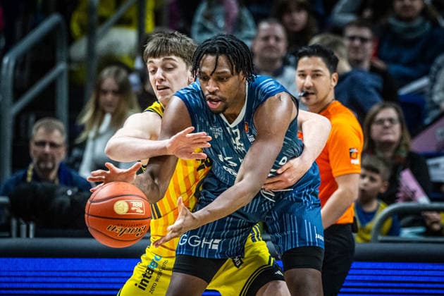 Basketball Berlin 11 01 2026 Season 2025 2026 EasyCredit BBL 1 Bundesliga Men, Men Alba Berlin MLP Academics Heidelberg Osun Osunniyi Heidelberg, No 12 Anton Nufer Alba Berlin, No 20