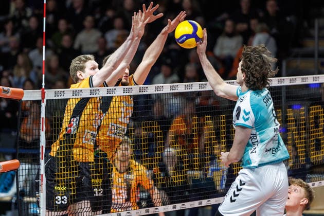 11 01 26, Berlin, Volleyball, Matchday 15, Berlin Recycling Volleys SWD Powervolleys Düren Robin Baghdady SWD Powervolleys Düren plays the ball against the block of Fedor Ivanov BR Volleys and Florian Krage BR Volleys Berlin Recycling Volleys SWD Powervolleys Düren