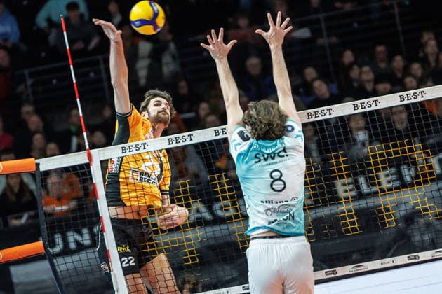 11 01 26, Berlin, Volleyball, Matchday 15, Berlin Recycling Volleys SWD Powervolleys Düren Jake Hanes BR Volleys plays the ball over the net Berlin Recycling Volleys SWD Powervolleys Düren