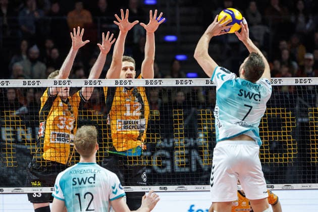 11 01 26, Berlin, Volleyball, Matchday 15, Berlin Recycling Volleys SWD Powervolleys Düren Jordan Canham SWD Powervolleys Düren plays a ball over the net Berlin Recycling Volleys SWD Powervolleys Düren