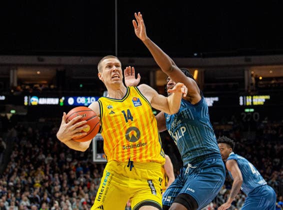Basketball, Men, Season 2025 2026, easyCredit BBL 15 Matchday , Alba Berlin MLP Academics Heidelberg, v l Martynas Echodas Alba , Osun Osunniyi Heidelberg , 11 01 2026, Copyright: xSebastianxRäppold MatthiasxKochx
