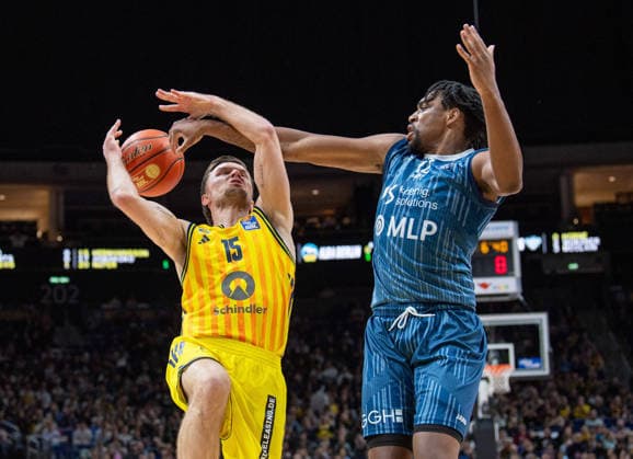 Basketball, Men, Season 2025 2026, easyCredit BBL 15 Matchday , Alba Berlin MLP Academics Heidelberg, v l Martin Hermannsson Alba , Osun Osunniyi Heidelberg , 11 01 2026, Copyright: xSebastianxRäppold MatthiasxKochx