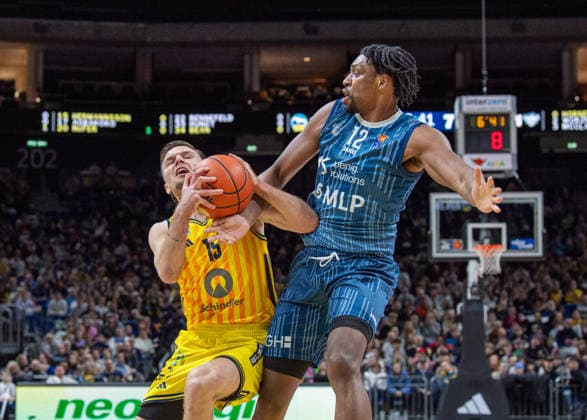 Basketball, Men, Season 2025 2026, easyCredit BBL 15 Matchday , Alba Berlin MLP Academics Heidelberg, v l Martin Hermannsson Alba , Osun Osunniyi Heidelberg , 11 01 2026, Copyright: xSebastianxRäppold MatthiasxKochx