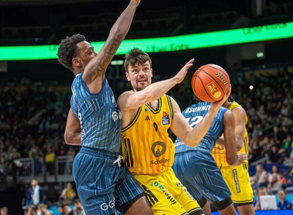 Basketball, Men, Season 2025 2026, easyCredit BBL 15 Matchday , Alba Berlin MLP Academics Heidelberg, v l Damariae Horne Heidelberg , Jonas Mattiseck Alba , 11 01 2026, Copyright: xSebastianxRäppold MatthiasxKochx