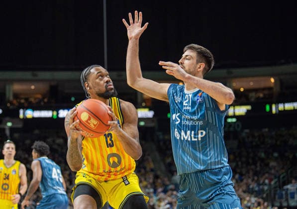 Basketball, Men, Season 2025 2026, easyCredit BBL 15 Matchday , Alba Berlin MLP Academics Heidelberg, v l J wan Roberts Alba , Mateo Seric Heidelberg , 11 01 2026, Copyright: xSebastianxRäppold MatthiasxKochx