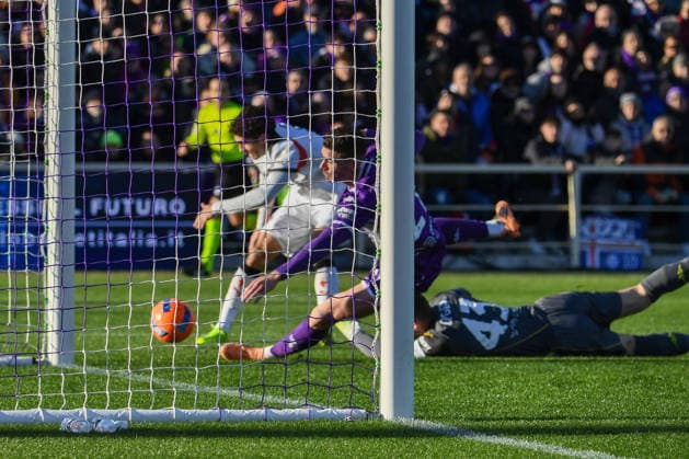 Christian Pulisic (Milan) thwarted by Robin Everardus Goses (Fiorentina) and David De Gea Quintana (Fiorentina) during ACF Fiorentina vs AC Milan, Italian soccer Serie A match in Florence, Italy, January 11 2026  Copyright: xFabioxFagiolini IPAxSportx xipa-agency.netx xx IPA_69935077 IPA_Agency_IPA69935077