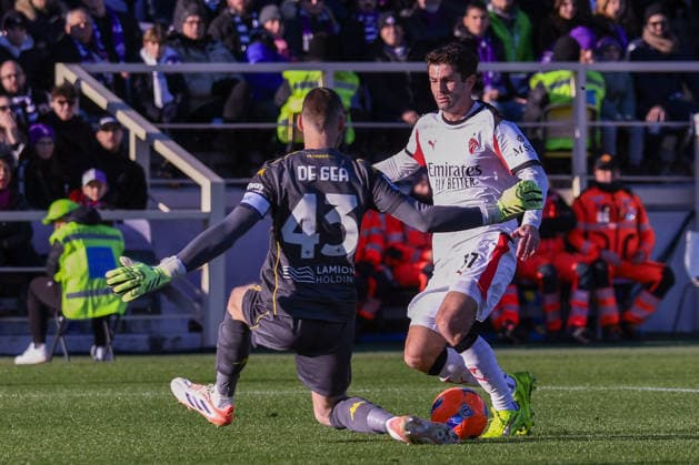 David De Gea Quintana (Fiorentina) goes to meet Christian Pulisic (Milan) and saves the goal during ACF Fiorentina vs AC Milan, Italian soccer Serie A match in Florence, Italy, January 11 2026  Copyright: xFabioxFagiolini IPAxSportx xipa-agency.netx xx IPA_69935146 IPA_Agency_IPA69935146