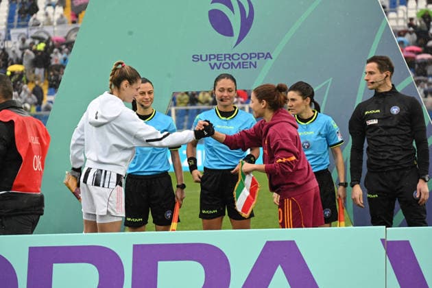 Saluti a inizio gara durante la partita di Supercoppa Woman Juventus e Roma allo stadio Giovanni Cornacchia di Pescara, Italia - Domenica 11 Gennaio 2026. - Calcio. (Foto di Fabio Urbini Lapresse)  Copyright: xFabioxUrbini LaPressex