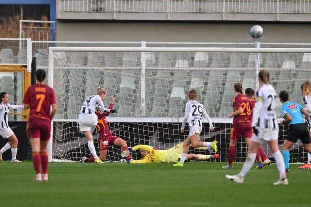 Vangsgaard Juventus esulta dopo il gol durante la partita di Supercoppa Woman Juventus e Roma allo stadio Giovanni Cornacchia di Pescara, Italia - Domenica 11 Gennaio 2026. - Calcio. (Foto di Fabio Urbini Lapresse)  Copyright: xFabioxUrbini LaPressex