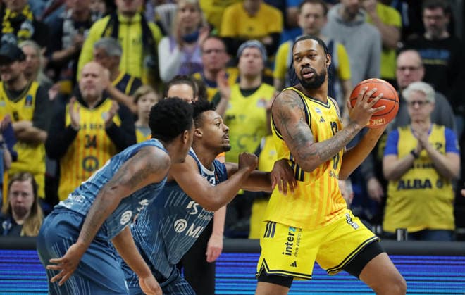Damariae Horne, Eric Reed II, J Wan Roberts on the ball duel Game scene Action Sport Basketball BBL Bundesliga Men 15 Matchday Season 2025 2026 11 01 2026 ALBA Berlin vs MLP Academics Heidelberg
