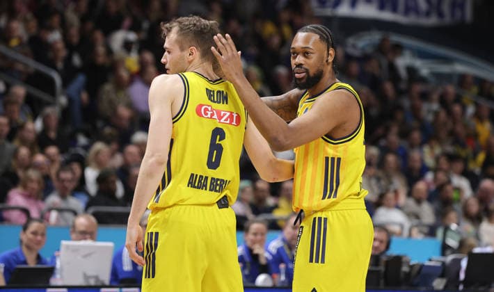 Malte Delow high-fives with J Wan Roberts action upper body Sport Basketball BBL Bundesliga Men 15 Matchday Season 2025 2026 11 01 2026 ALBA Berlin vs MLP Academics Heidelberg