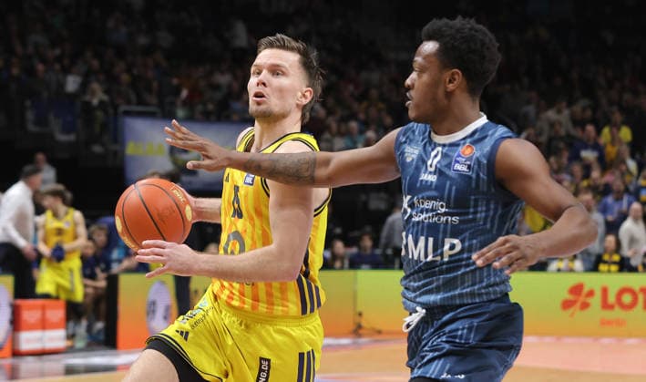 Martin Hermannsson on the ball, Damariae Horne duel Game scene Action Sport Basketball BBL Bundesliga Men 15 Matchday Season 2025 2026 11 01 2026 ALBA Berlin vs MLP Academics Heidelberg