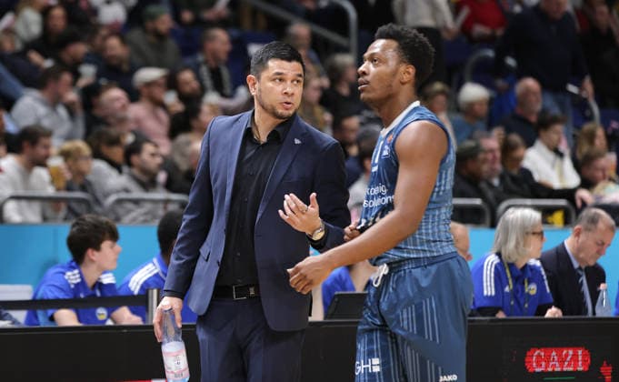 Coach Danny Jansson talks to Damariae Horne Upper body action Sport Basketball BBL Bundesliga Men 15 Matchday Season 2025 2026 11 01 2026 ALBA Berlin vs MLP Academics Heidelberg