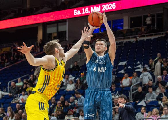 Basketball, Men, Season 2025 2026, easyCredit BBL 15 Matchday , Alba Berlin MLP Academics Heidelberg, v l Malte Delow Alba , Ryan Mikesell Heidelberg , 11 01 2026, Copyright: xSebastianxRäppold MatthiasxKochx