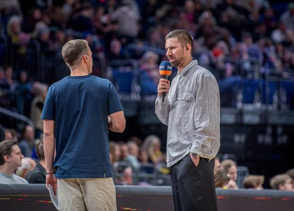 Basketball, Men, Season 2025 2026, easyCredit BBL 15 Matchday , Alba Berlin MLP Academics Heidelberg, Handball player Fabian Wiede Füchse Berlin at half-time at Dyn in an interview, 11 01 2026, Copyright: xSebastianxRäppold MatthiasxKochx