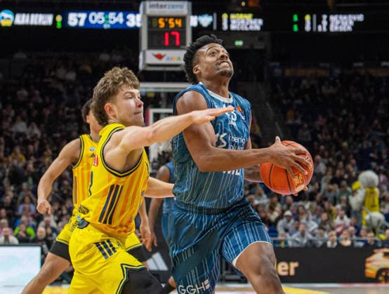 Basketball, Men, Season 2025 2026, easyCredit BBL 15 Matchday , Alba Berlin MLP Academics Heidelberg, v l Bennet Hundt Alba , Eric Reed II Heidelberg , 11 01 2026, Copyright: xSebastianxRäppold MatthiasxKochx
