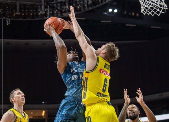 Basketball, Men, Season 2025 2026, easyCredit BBL 15 Matchday , Alba Berlin MLP Academics Heidelberg, v l Osun Osunniyi Heidelberg , Malte Delow Alba , 11 01 2026, Copyright: xSebastianxRäppold MatthiasxKochx