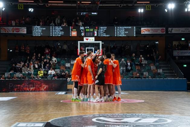 Team huddle with players from Rasta Vechta in orange jerseys in the middle of the pitch before the match on matchday 15 of the EasyCredit BBL in Vechta Team huddle from Rasta Vechta in orange Copyright: xFeyzullahxGökalp feyzofsportsx