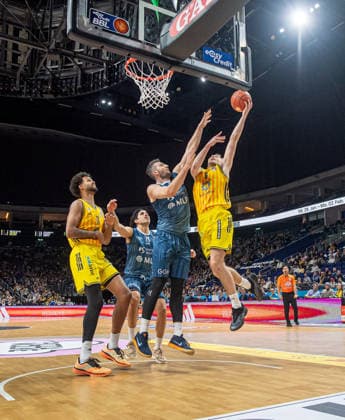 Basketball, Men, Season 2025 2026, easyCredit BBL 15 Matchday , Alba Berlin MLP Academics Heidelberg, v l Norris Agbakoko Alba , Paul Zipser Heidelberg , Malte Delow Alba , 11 01 2026, Copyright: xSebastianxRäppold MatthiasxKochx