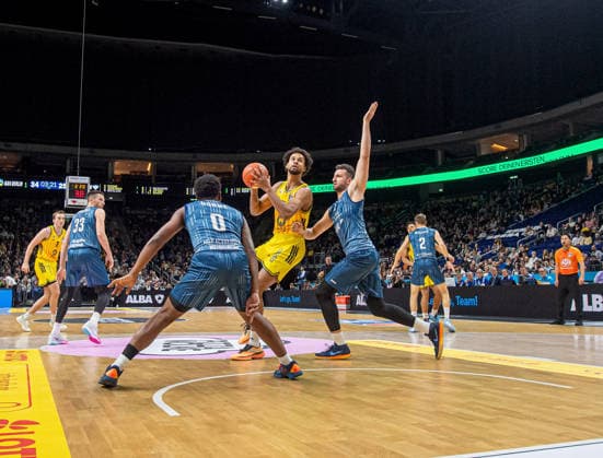 Basketball, Men, Season 2025 2026, easyCredit BBL 15 Matchday , Alba Berlin MLP Academics Heidelberg, v l Ryan Mikesell Heidelberg , Damariae Horne Heidelberg , Norris Agbakoko Alba , Paul Zipser Heidelberg , 11 01 2026, Copyright: xSebastianxRäppold MatthiasxKochx