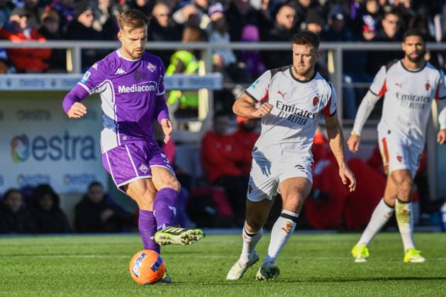 Marin Pongracic (Fiorentina) thwarted by Niclas Fullkrug (Milan) during ACF Fiorentina vs AC Milan, Italian soccer Serie A match in Florence, Italy, January 11 2026  Copyright: xFabioxFagiolini IPAxSportx xipa-agency.netx xx IPA_69935276 IPA_Agency_IPA69935276