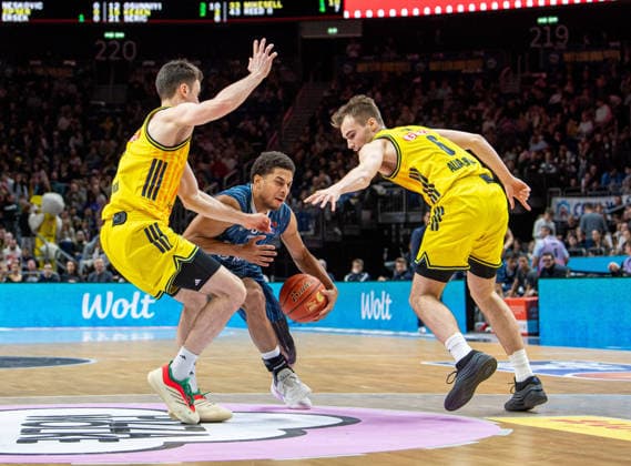 Basketball, Men, Season 2025 2026, easyCredit BBL 15 Matchday , Alba Berlin MLP Academics Heidelberg, v l Jonas Mattiseck Alba , Kevin McClain Heidelberg , Malte Delow Alba , 11 01 2026, Copyright: xSebastianxRäppold MatthiasxKochx