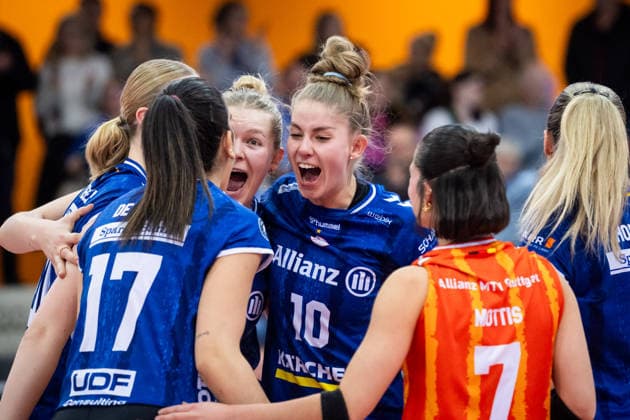 Pia Kaestner Allianz MTV Stuttgart, 10 , center rejoices with team, cheers, joy, cry of joy GER, Allianz MTV Stuttgart ETV Hamburger Volksbank Volleys, Volleyball Bundesliga, VBL, 2025 2026 season, 11 01 2026 GER, Allianz MTV Stuttgart ETV Hamburger Volksbank Volleys, Volleyball Bundesliga, VBL, 2025 2026 season, 11 01 2026 Stuttgart Copyright: xSandyxDinkelackerx EP_SDR