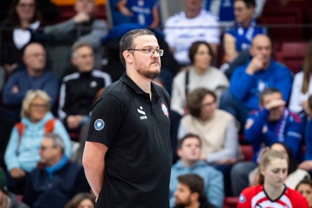 Markus Friedrich ETV Hamburger Volksbank Volleys, Head Coach critical view of the pitch GER, Allianz MTV Stuttgart ETV Hamburger Volksbank Volleys, Volleyball Bundesliga, VBL, 2025 2026 season, 11 01 2026 GER, Allianz MTV Stuttgart ETV Hamburger Volksbank Volleys, Volleyball Bundesliga, VBL, 2025 2026 season, 11 01 2026 Stuttgart Copyright: xSandyxDinkelackerx EP_SDR