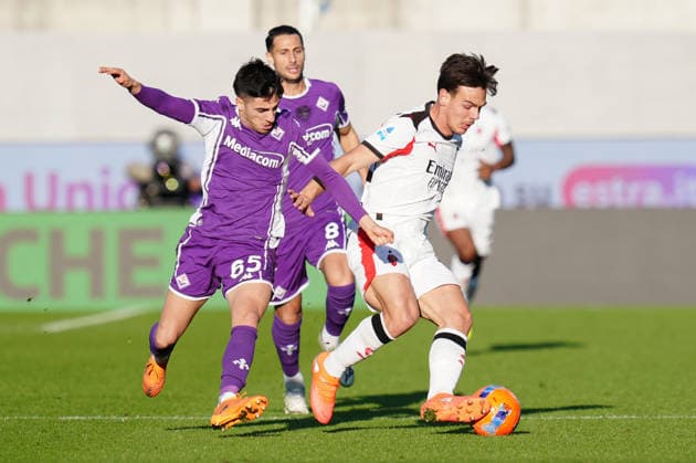 ACF Fiorentina v AC Milan - Serie A Enilive Ardon Jashari of AC Milan and Fabiano Parisi of ACF Fiorentina compete for the ball during the serie Serie A Enilive match between ACF Fiorentina and AC Milan at Stadio Artemio Franchi on January 11, 2026 in Florence, Italy Florence Stadio Artemio Franchi Florence Italy Copyright: xGiuseppexMaffiax 260111SERIEA_Fiorentina-Milan_GM_08412