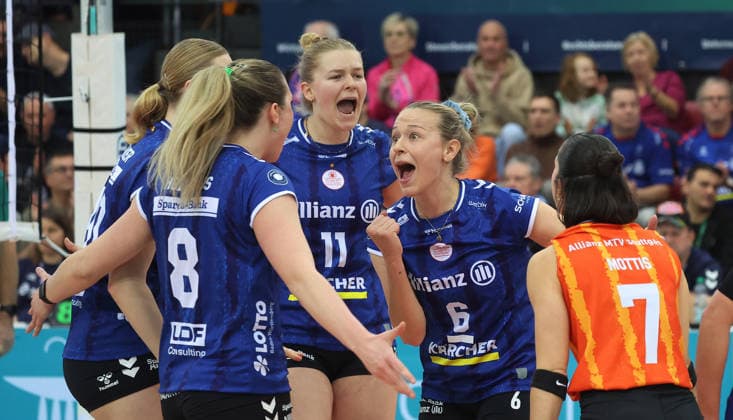 Stuttgart , Volleyball Bundesliga Allianz MTV Stuttgart vs ETV Hamburger Volksbank Volleys , Cheering Stuttgart , from left Pauline Martin Antonia Stautz