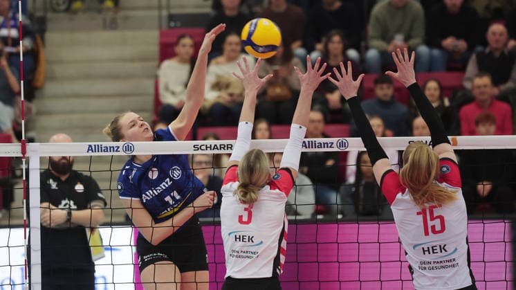 Stuttgart , Volleyball Bundesliga Allianz MTV Stuttgart vs ETV Hamburger Volksbank Volleys , left Pauline martin Stuttgart