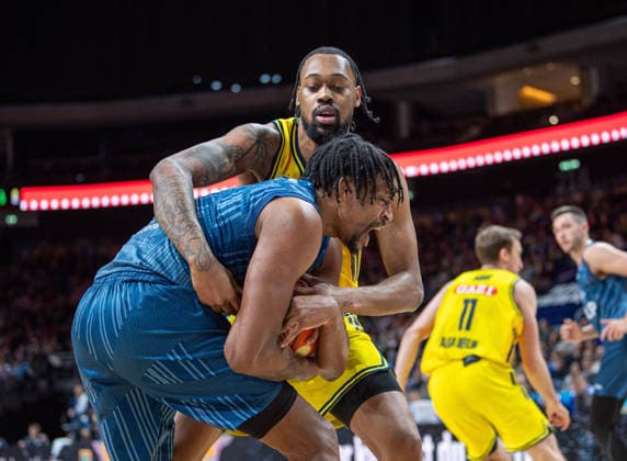 Basketball, Men, Season 2025 2026, easyCredit BBL 15 Matchday , Alba Berlin MLP Academics Heidelberg, v l Osun Osunniyi Heidelberg , J wan Roberts Alba , 11 01 2026, Copyright: xSebastianxRäppold MatthiasxKochx