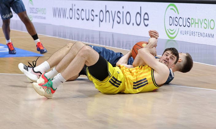Dusan Neskovic in a duel with Jonas Mattisseck Action Match scene Sport Basketball BBL Bundesliga Men 15 Matchday Season 2025 2026 11 01 2026 ALBA Berlin vs MLP Academics Heidelberg