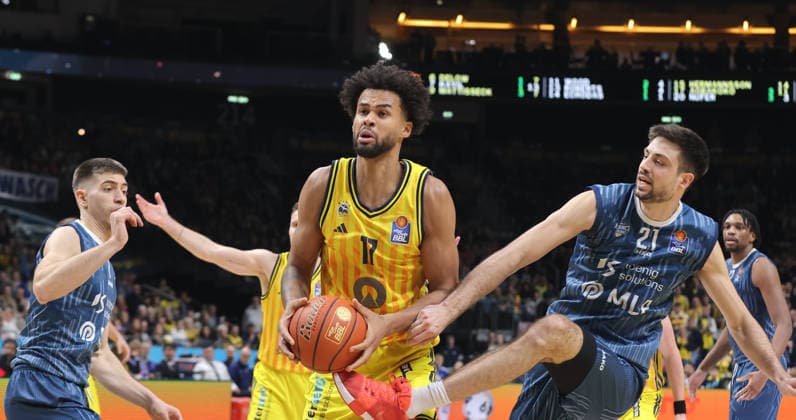 Norris Agbakoko on the ball, Mateo Seric duel Game scene Action Sport Basketball BBL Bundesliga Men 15 Matchday Season 2025 2026 11 01 2026 ALBA Berlin vs MLP Academics Heidelberg