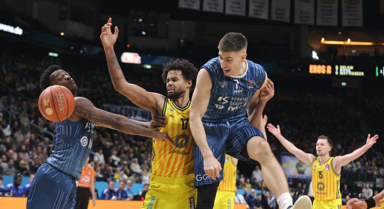 Eric Reed II, Norris Agbakoko, Dusan Neskovic duel Match scene Action Sport Basketball BBL Bundesliga Men 15 Matchday Season 2025 2026 11 01 2026 ALBA Berlin vs MLP Academics Heidelberg