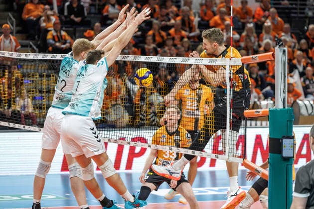 11 01 26, Berlin, Volleyball, Matchday 15, Berlin Recycling Volleys SWD Powervolleys Düren Florian Krage BR Volleys plays the ball over the net Berlin Recycling Volleys SWD Powervolleys Düren