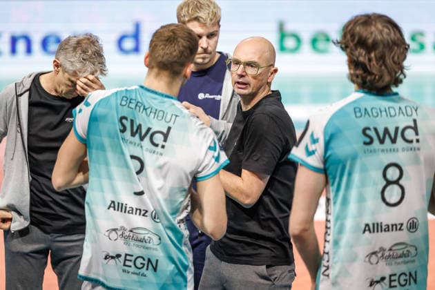 11 01 26, Berlin, Volleyball, Matchday 15, Berlin Recycling Volleys SWD Powervolleys Düren Christophe Achten Head Coach discusses with his team Berlin Recycling Volleys SWD Powervolleys Düren