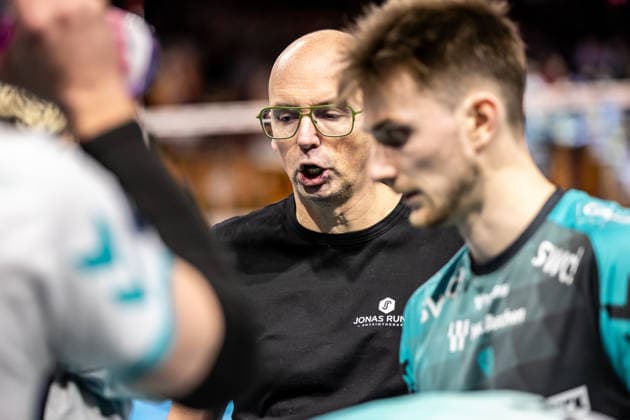 11 01 26, Berlin, Volleyball, Matchday 15, Berlin Recycling Volleys SWD Powervolleys Düren Christophe Achten Head Coach discusses with his team Berlin Recycling Volleys SWD Powervolleys Düren