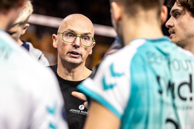 11 01 26, Berlin, Volleyball, Matchday 15, Berlin Recycling Volleys SWD Powervolleys Düren Christophe Achten Head Coach discusses with his team Berlin Recycling Volleys SWD Powervolleys Düren