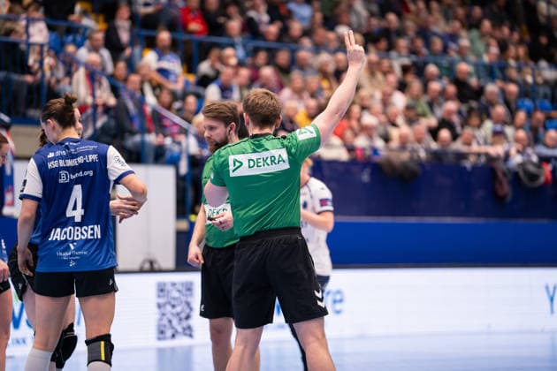 HSG Blomberg Lippe GER vs Chambray Touraine Handball FRA , Handball, EHF European League Women, Group phase, 11 1 2026, Season 2025 2026, Lemgo Vojtech Benus Referee gives Nieke Kuehne HSG Blomberg Lippe, 09 a 2 minute penalty Lemgo Phoenix Contact Arena Germany