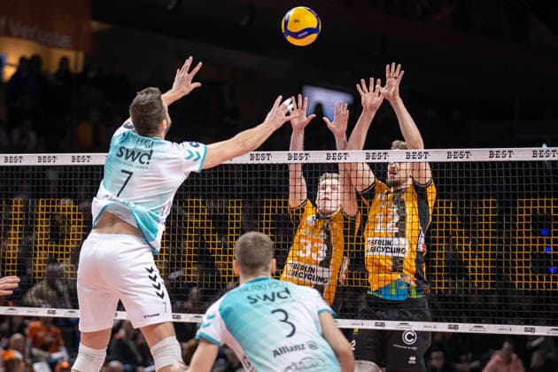 11 01 26, Berlin, Volleyball, Matchday 15, Berlin Recycling Volleys SWD Powervolleys Düren Jordan Canham SWD Powervolleys Düren plays the ball against the block of Fedor Ivanov BR Volleys and Florian Krage BR Volleys Berlin Recycling Volleys SWD Powervolleys Düren