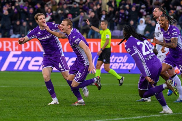 Pietro Comuzzo of ACF Fiorentina celebrates with team mates after scoring the goal of 1-0 during the Serie A football match between ACF Fiorentina and AC Milan at Artemio Franchi stadium in Florence (Italy), January 11, 2026. andreaxstaccioli