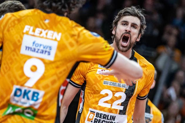 11 01 26, Berlin, Volleyball, Matchday 15, Berlin Recycling Volleys SWD Powervolleys Düren Jake Hanes BR Volleys is happy about the point win Berlin Recycling Volleys SWD Powervolleys Düren