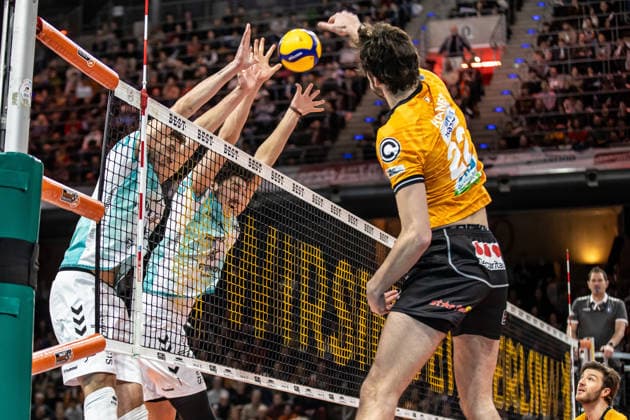 11 01 26, Berlin, Volleyball, Matchday 15, Berlin Recycling Volleys SWD Powervolleys Düren Jake Hanes BR Volleys plays the ball over the net Berlin Recycling Volleys SWD Powervolleys Düren