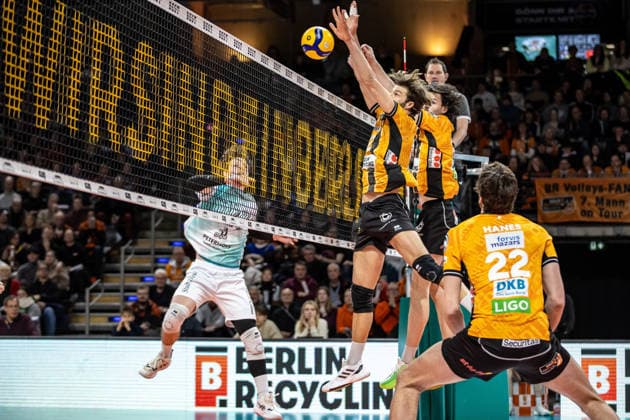 11 01 26, Berlin, Volleyball, Matchday 15, Berlin Recycling Volleys SWD Powervolleys Düren Matthew Knigge BR Volleys plays the ball over the net Berlin Recycling Volleys SWD Powervolleys Düren